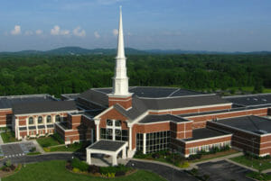 wide shot of Brentwood Baptist Church in Tennessee on a sunny day with woods behind the building
