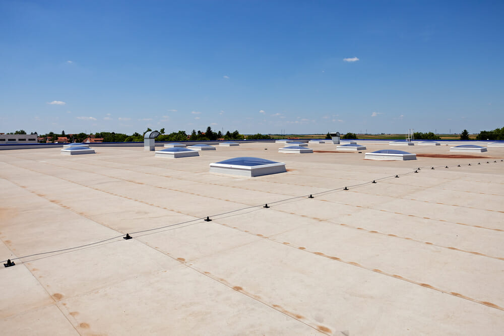 Flat roof with skylight and hydro insulation membranes