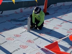 commercial-roof-worker-on-Nashville-rooftop-during-COVID-19
